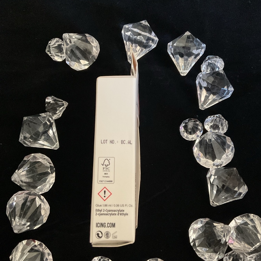 Icing vegan press on nails - Picture 4 of 4